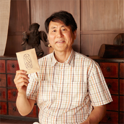 整体、鍼灸師がっちりとした五指が そのキャリアを物語る